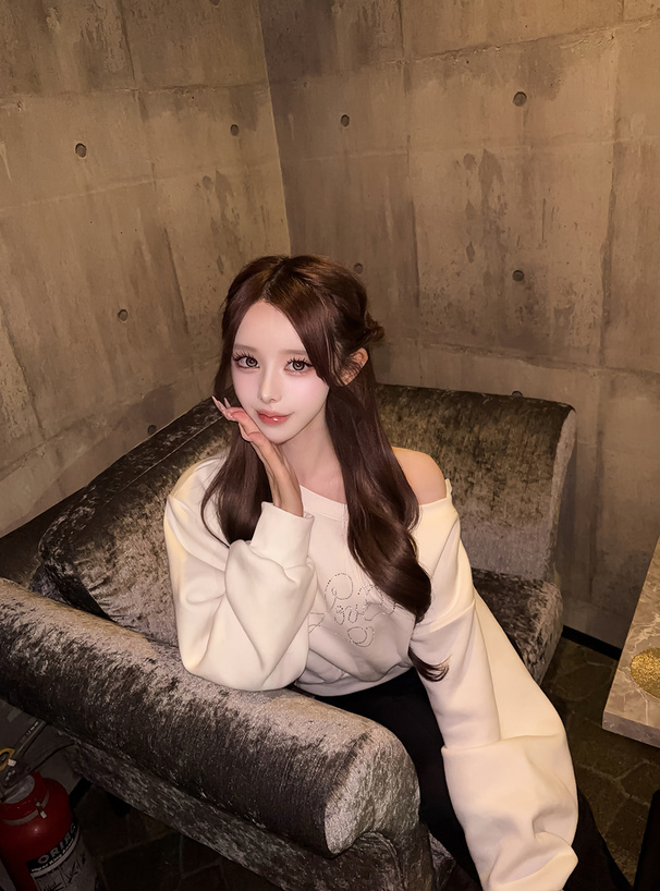 ラインストーンロゴオフショルダースウェットトップス