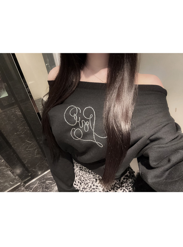 ラインストーンロゴオフショルダースウェットトップス