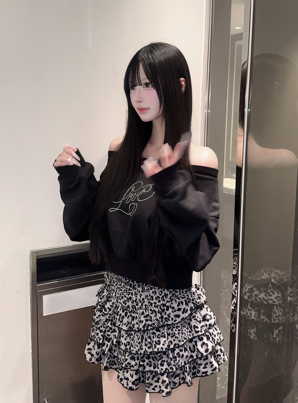 ラインストーンロゴオフショルダースウェットトップス