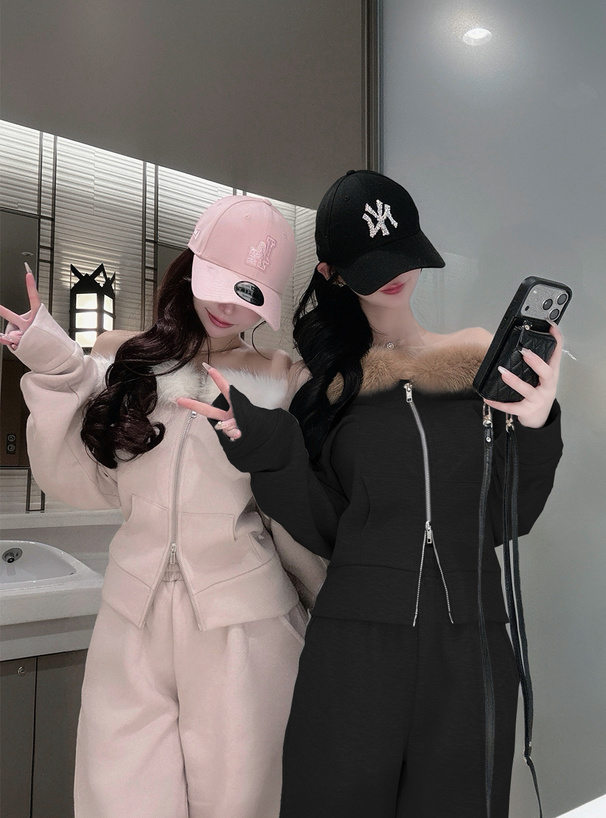 ファーオフショルダーパーカー×ワイドパンツスウェットセットアップ