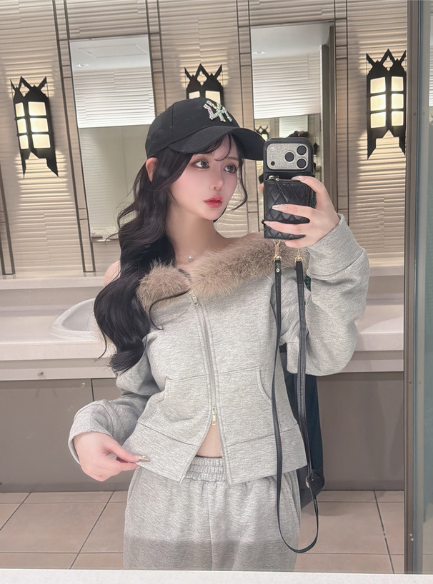 ファーオフショルダーパーカー×ワイドパンツスウェットセットアップ