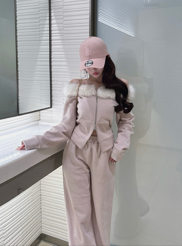 ファーオフショルダーパーカー×ワイドパンツスウェットセットアップ