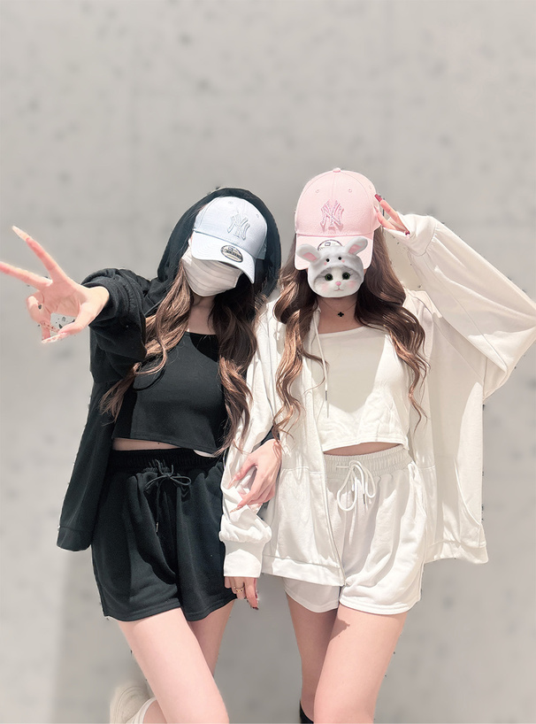 キャミソール×ダブルジップパーカー×ショートパンツスウェットセットアップ