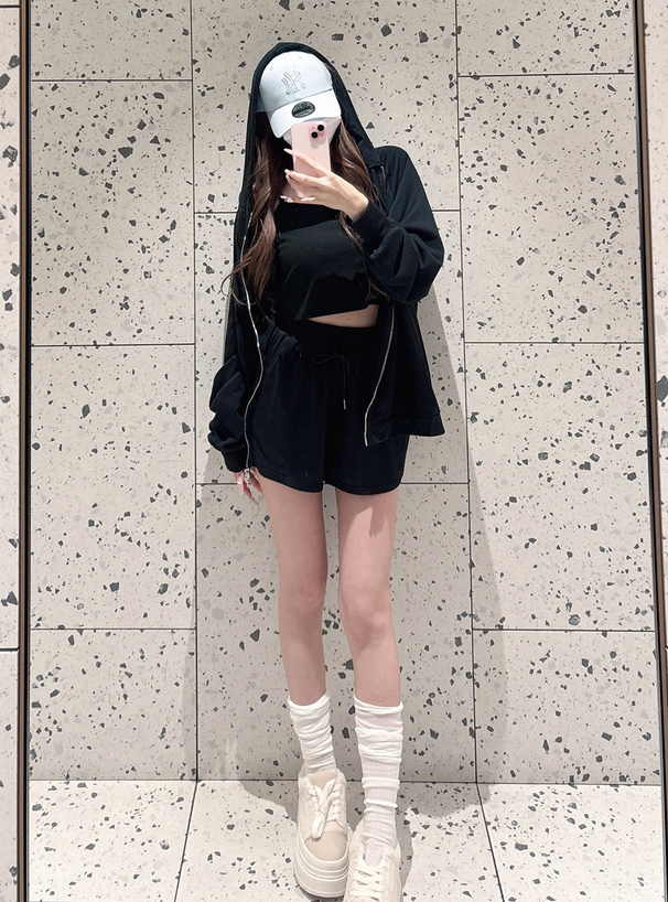 キャミソール×ダブルジップパーカー×ショートパンツスウェットセットアップ