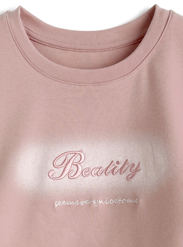 プリントロゴ刺繍サイドドロストトップス