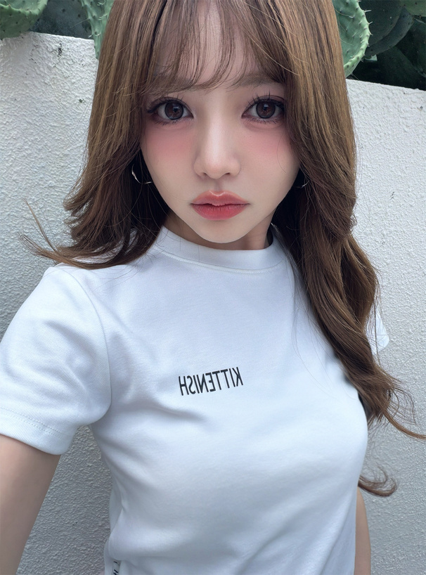 ロゴプリントショート丈Tシャツ