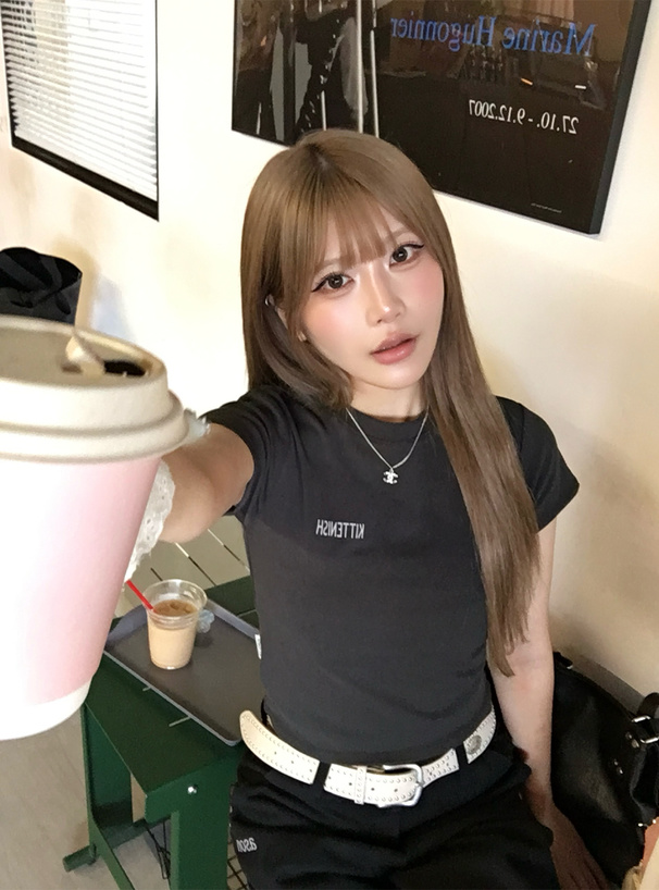ロゴプリントショート丈Tシャツ