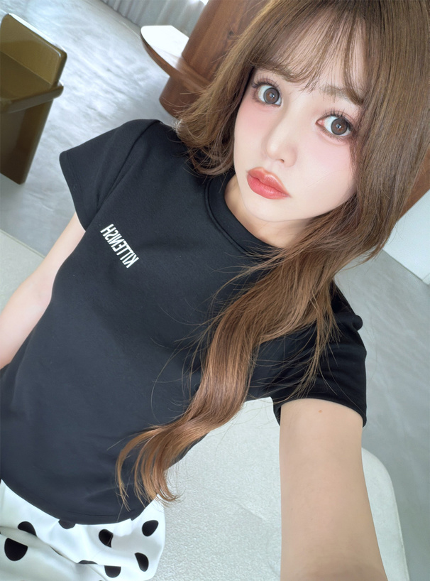 ロゴプリントショート丈Tシャツ