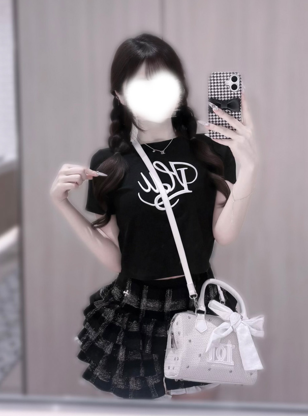 立体刺繍ロゴTシャツ