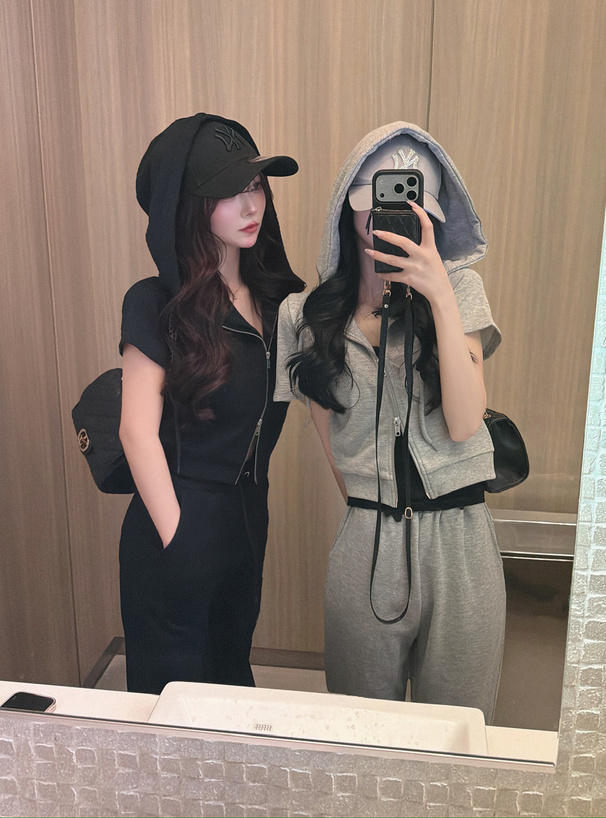 ショート丈ダブルジップパーカー×フレアパンツスウェットセットアップ