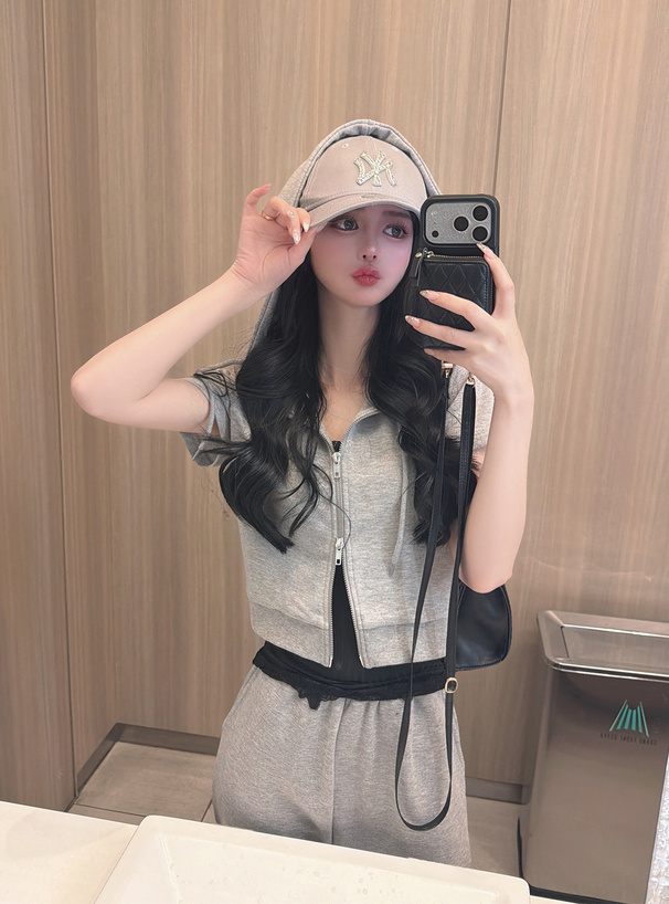 ショート丈ダブルジップパーカー×フレアパンツスウェットセットアップ