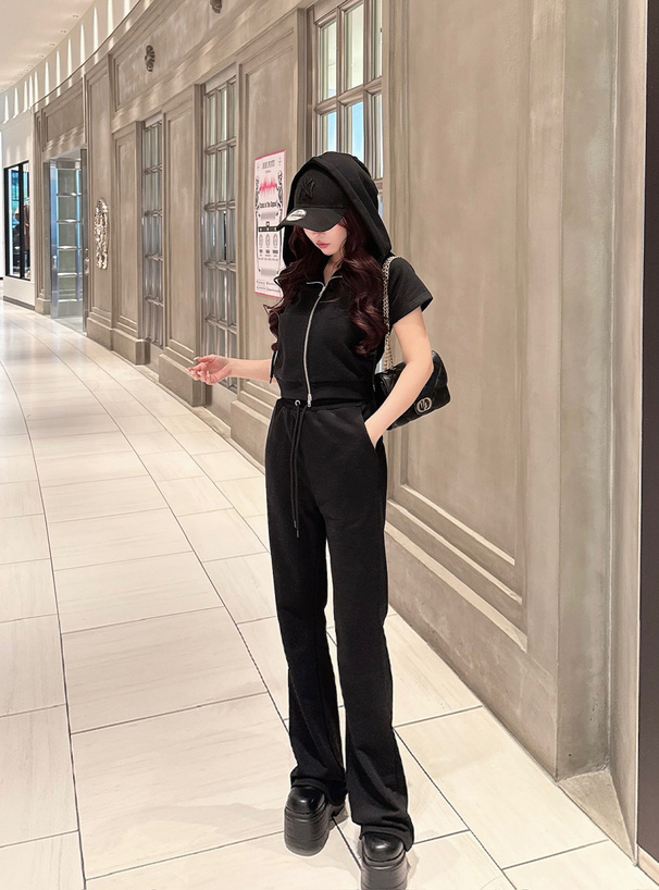 ショート丈ダブルジップパーカー×フレアパンツスウェットセットアップ