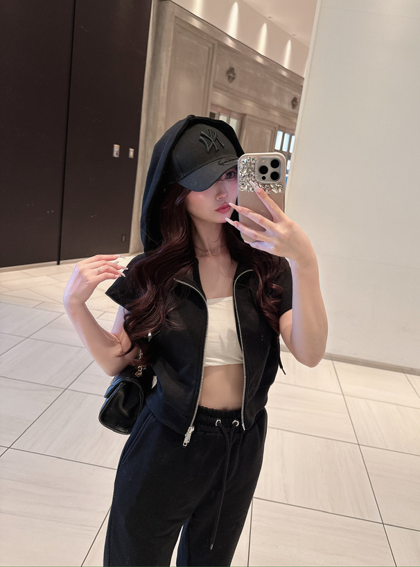 ショート丈ダブルジップパーカー×フレアパンツスウェットセットアップ