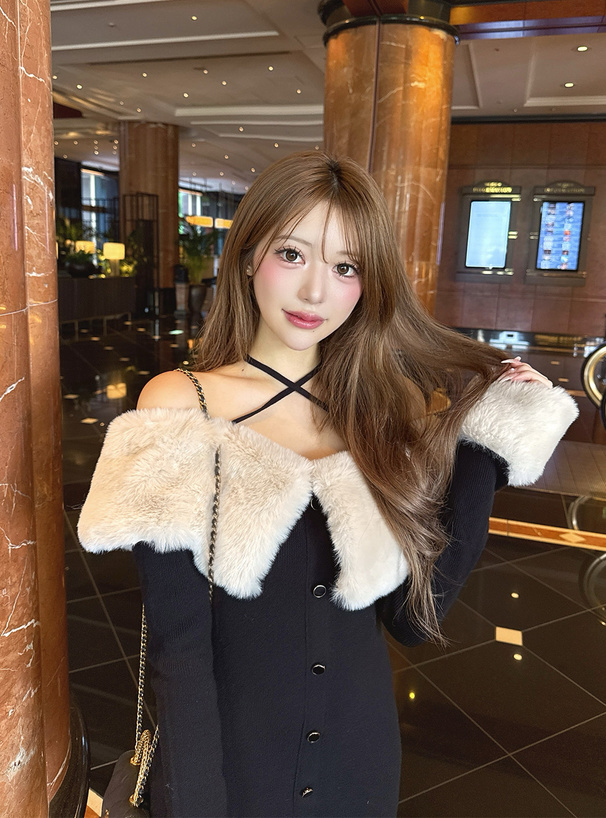 ファーオフショルダーニットミニワンピース
