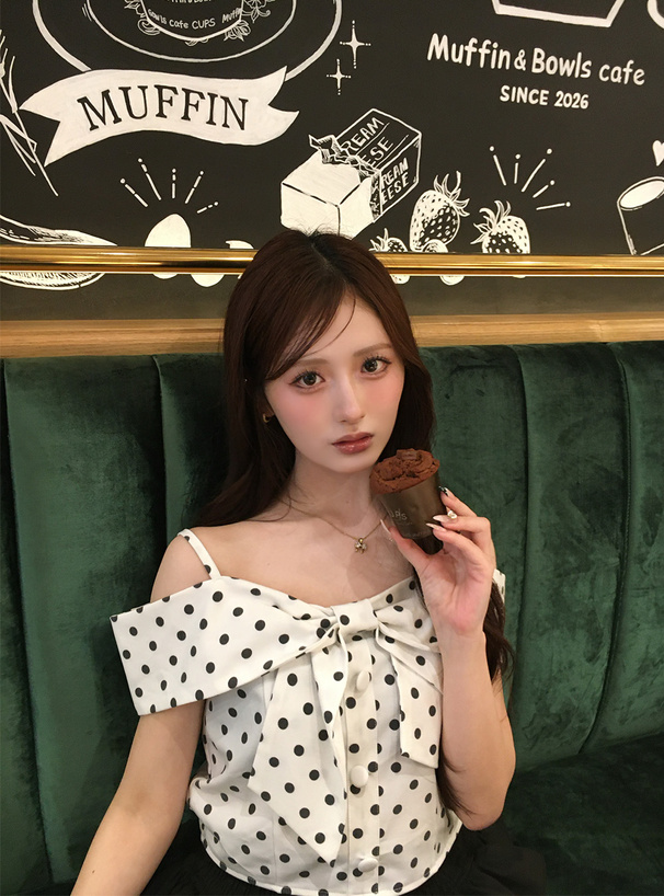 ドット柄オフショルダーリボントップス