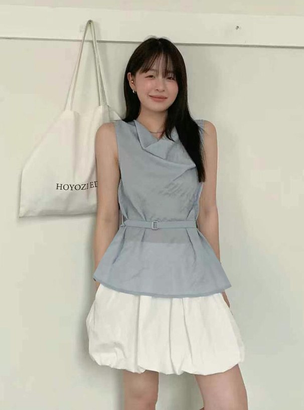 ベルト付きノースリーブドレープトップス