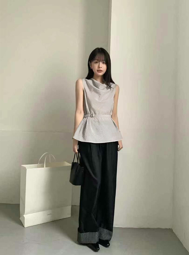 ベルト付きノースリーブドレープトップス