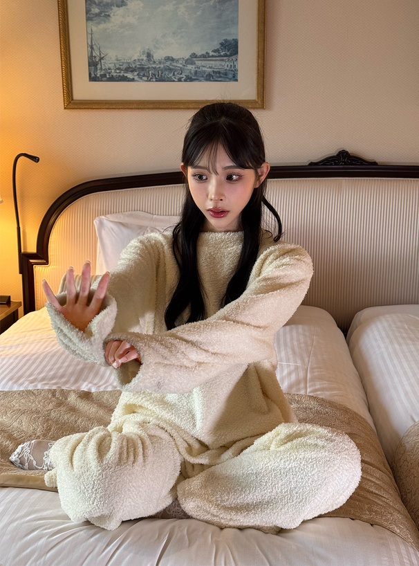 ボアトップス×ワイドパンツセットアップ