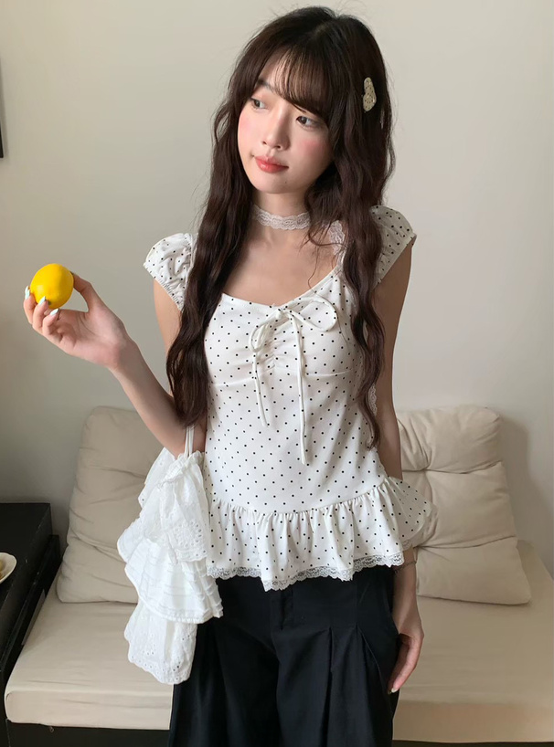 レースタイ付きドット柄フリルトップス