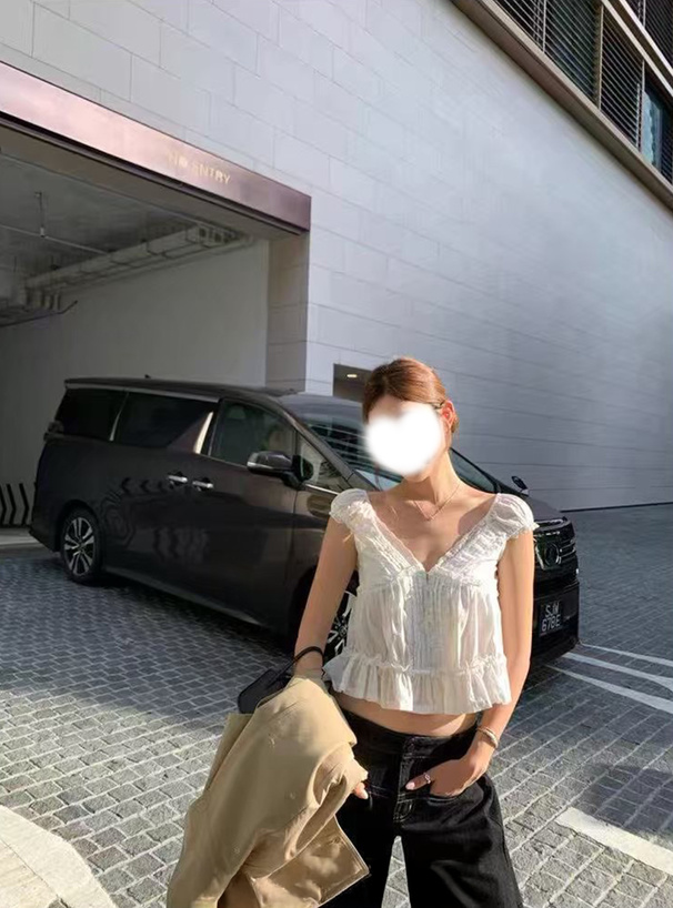 レースフリルVネックブラウス