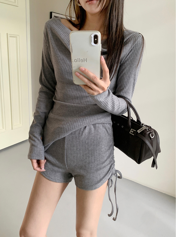 サイドスリットドロストトップス×ショートパンツリブセットアップ