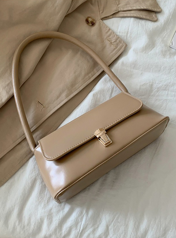 スクエアフラップワンハンドルバッグ