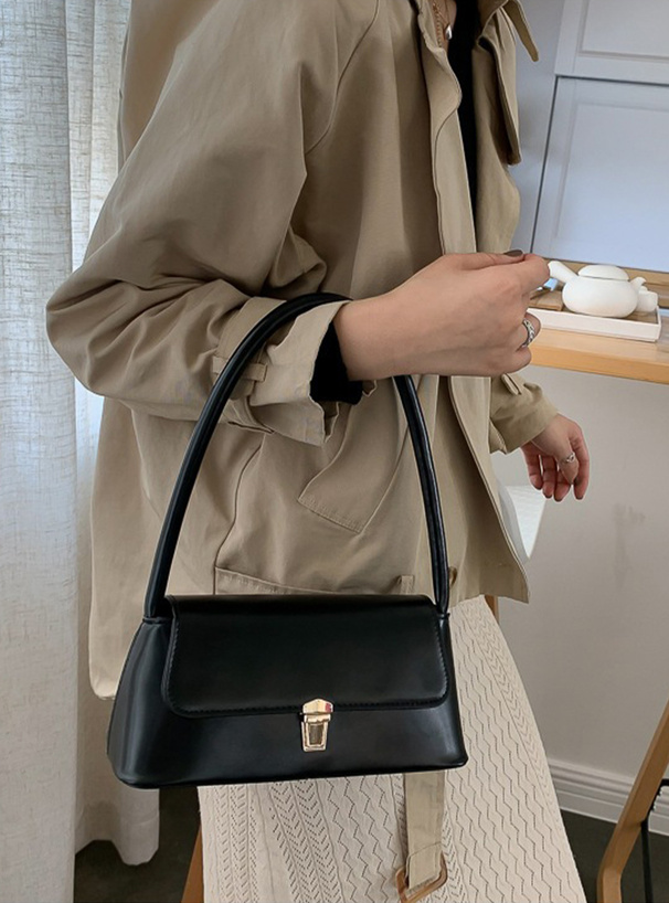 スクエアフラップワンハンドルバッグ