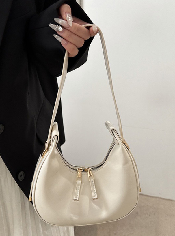 ハーフムーンレザーバッグ