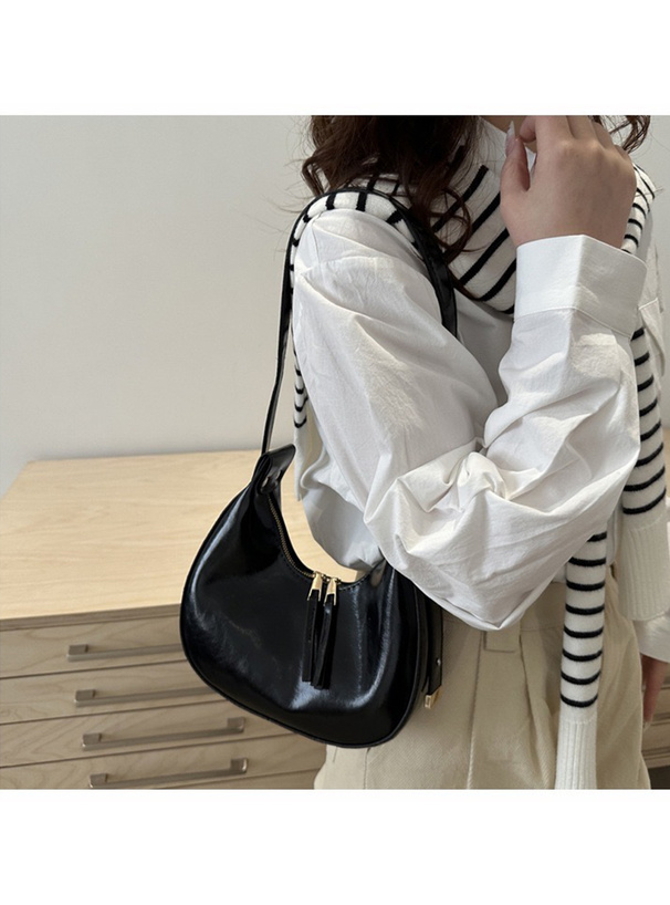 ハーフムーンレザーバッグ