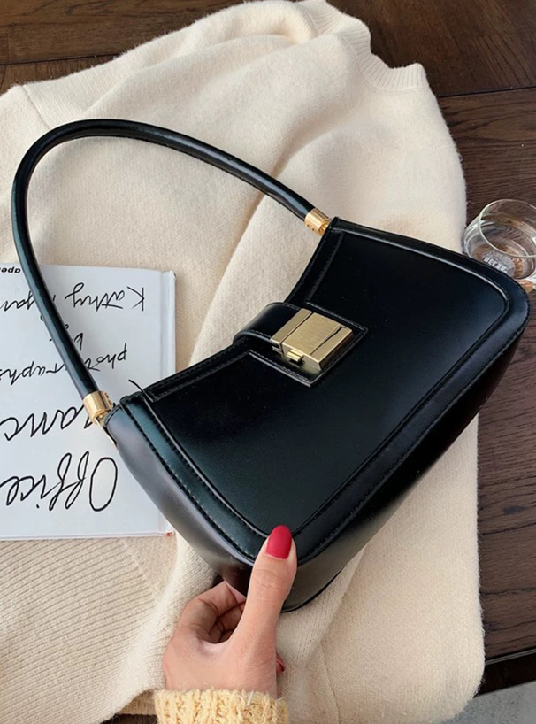 フラップレザーショルダーバッグ