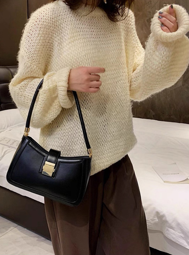 フラップレザーショルダーバッグ