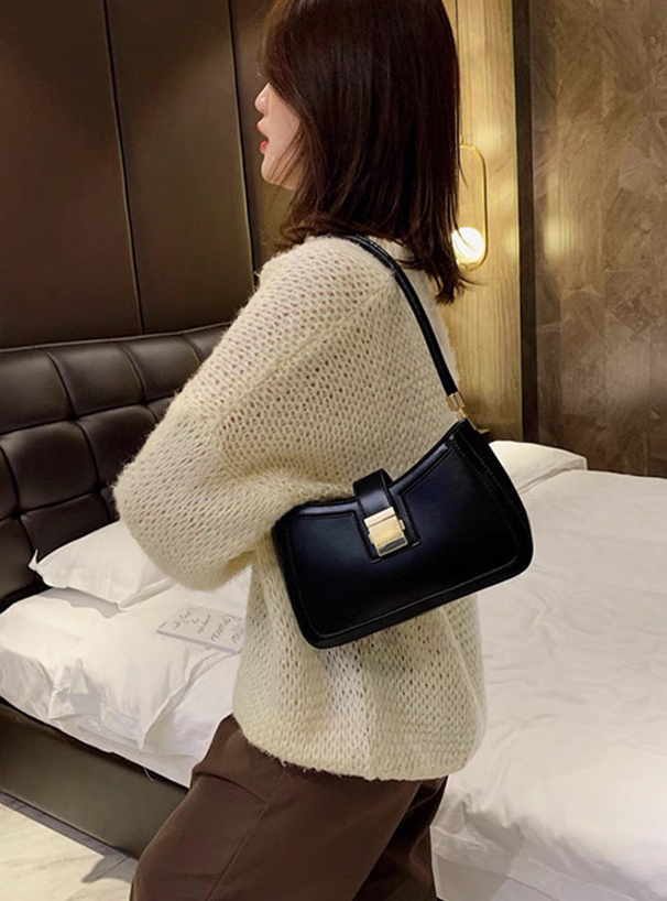 フラップレザーショルダーバッグ