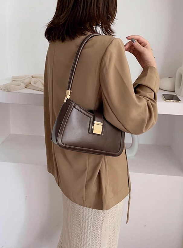 フラップレザーショルダーバッグ