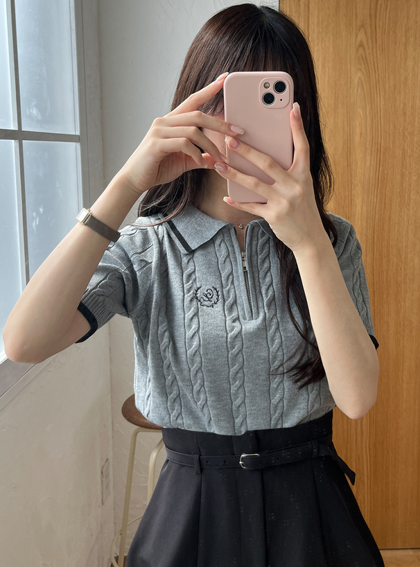 ハーフジップロゴ刺繍ケーブル編みニットトップス