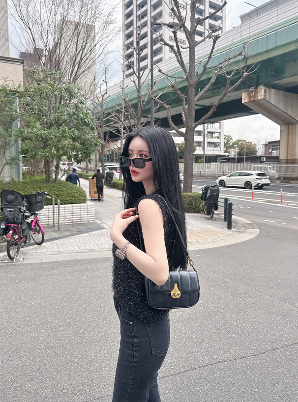 ラメシャギーニットベスト