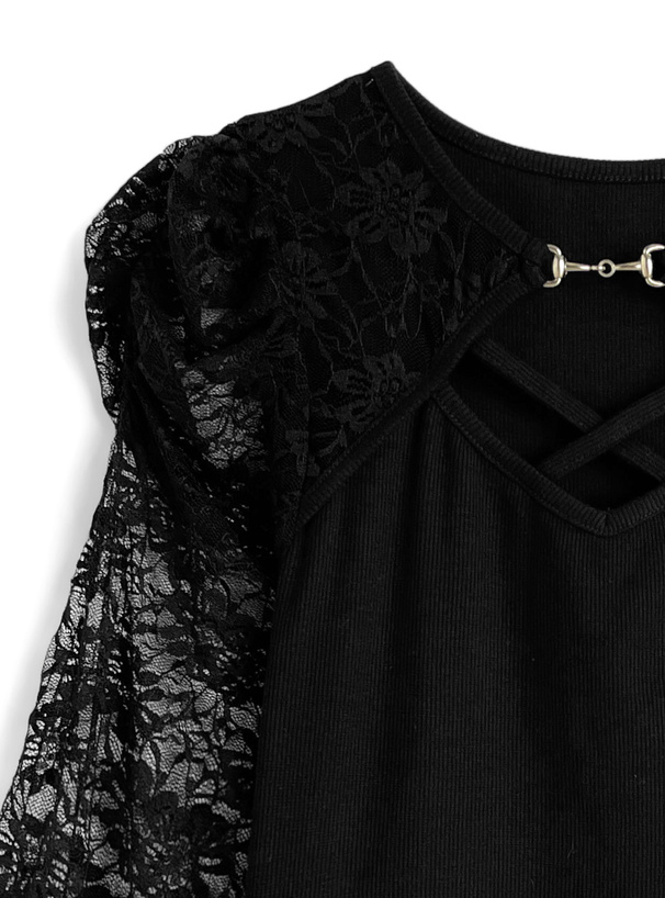 ビット付きレースクロスデザイントップス