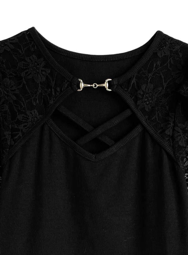 ビット付きレースクロスデザイントップス