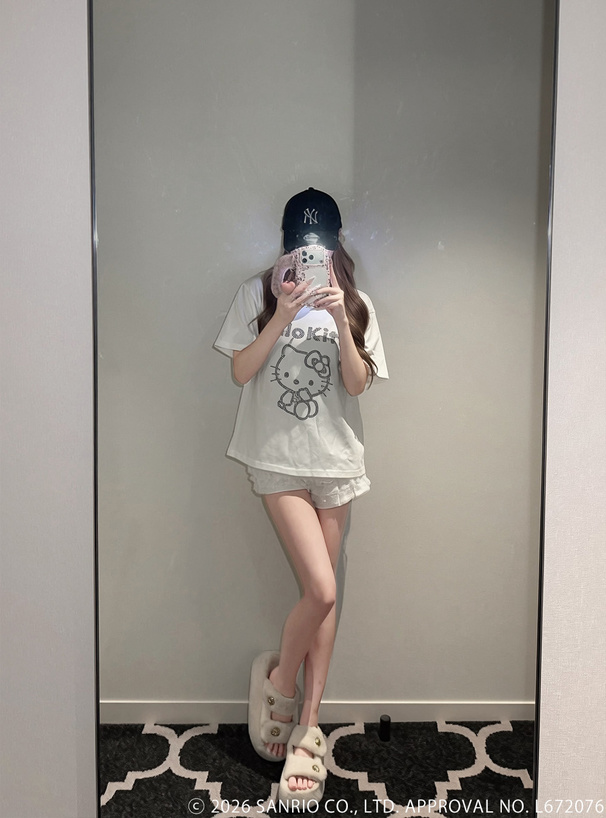 サンリオキャラクターズ　ハローキティラインストーンTシャツ