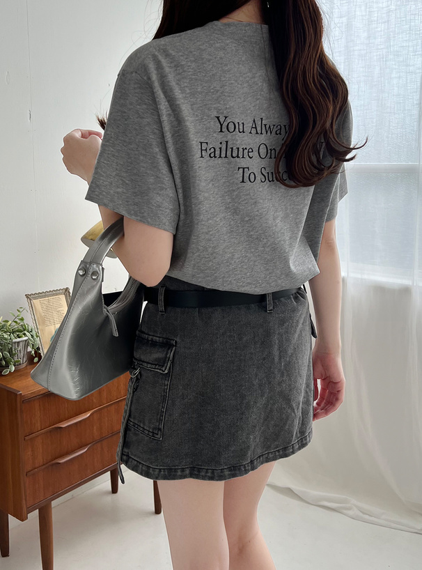 バックロゴプリントTシャツ