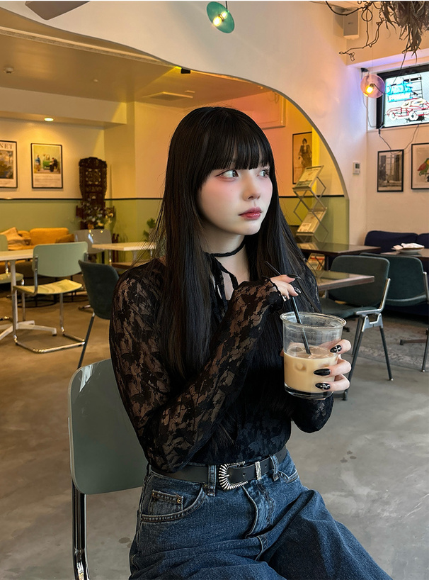 チョーカー付きバタフライ柄レーストップス
