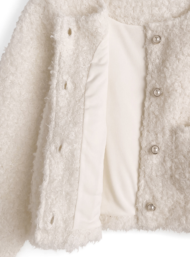 モコモコパールカーディガン×ミニスカートセットアップ