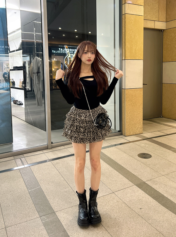 カットアウトリングトップス