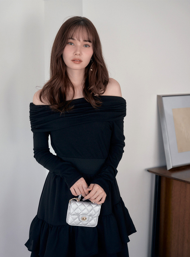 オフショルダーレースティアードワンピース