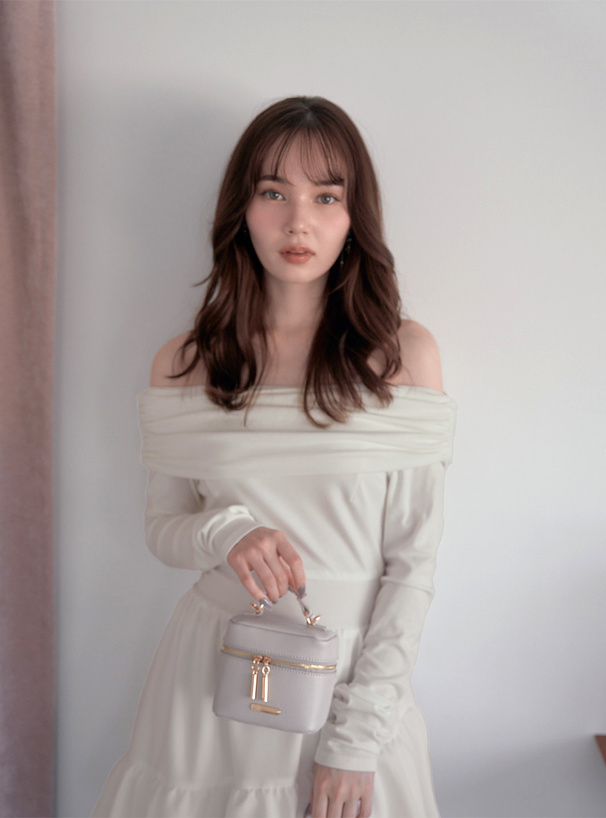 オフショルダーレースティアードワンピース