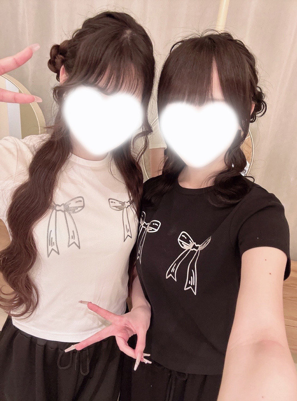 メタリックリボンロゴプリントTシャツ