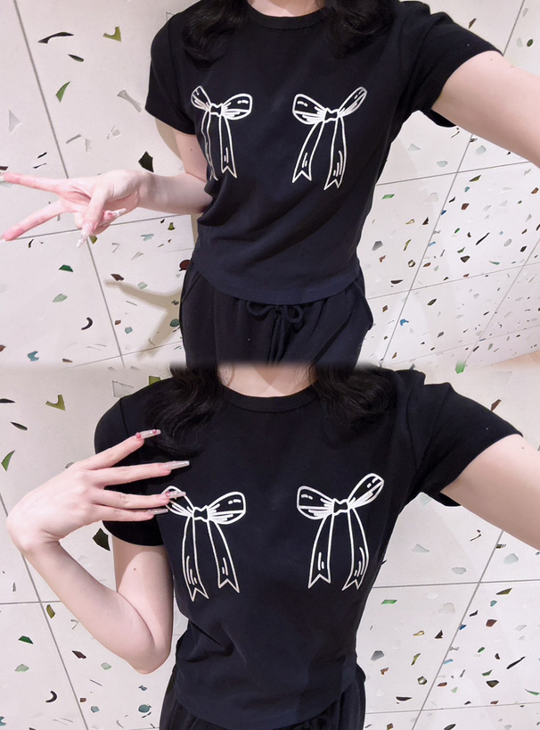 メタリックリボンロゴプリントTシャツ