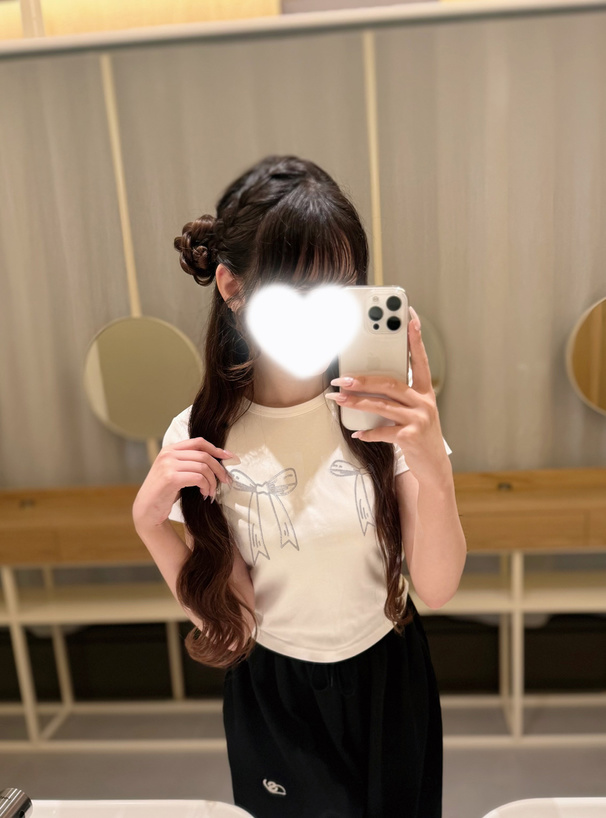 メタリックリボンロゴプリントTシャツ