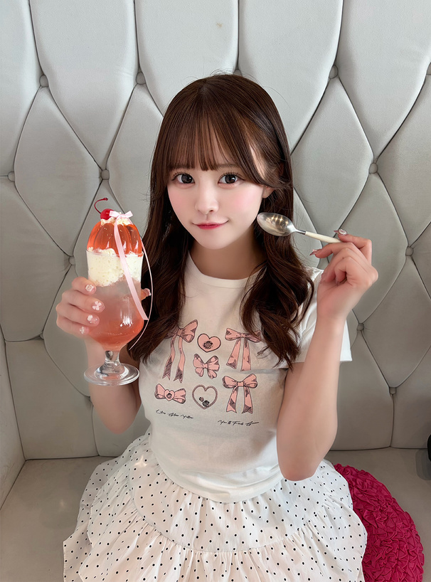 リボングラフィックプリントTシャツ