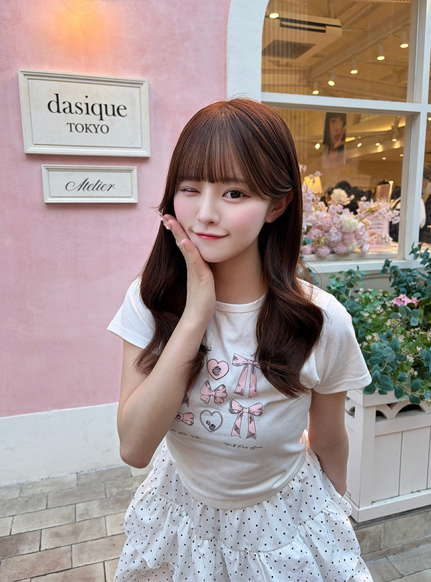 リボングラフィックプリントTシャツ