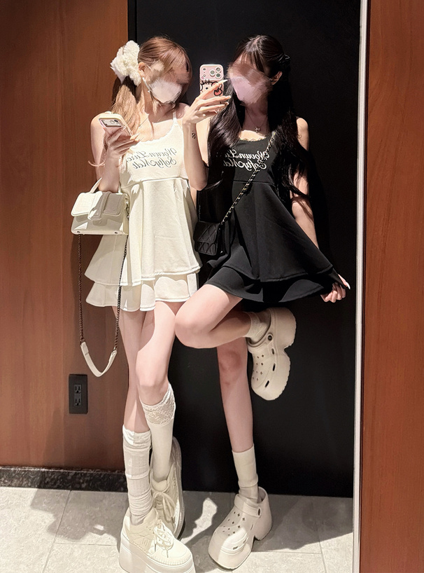 ロゴプリントダブルフレアキャミソールミニワンピース